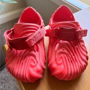Salehe Bembury CROCS Kids Vibrant Pink Sandals